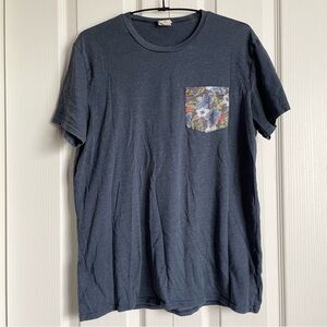 Men’s Blue Short Sleeve Tee Classic Fit w/ Floral Pocket | Hollister Sz M